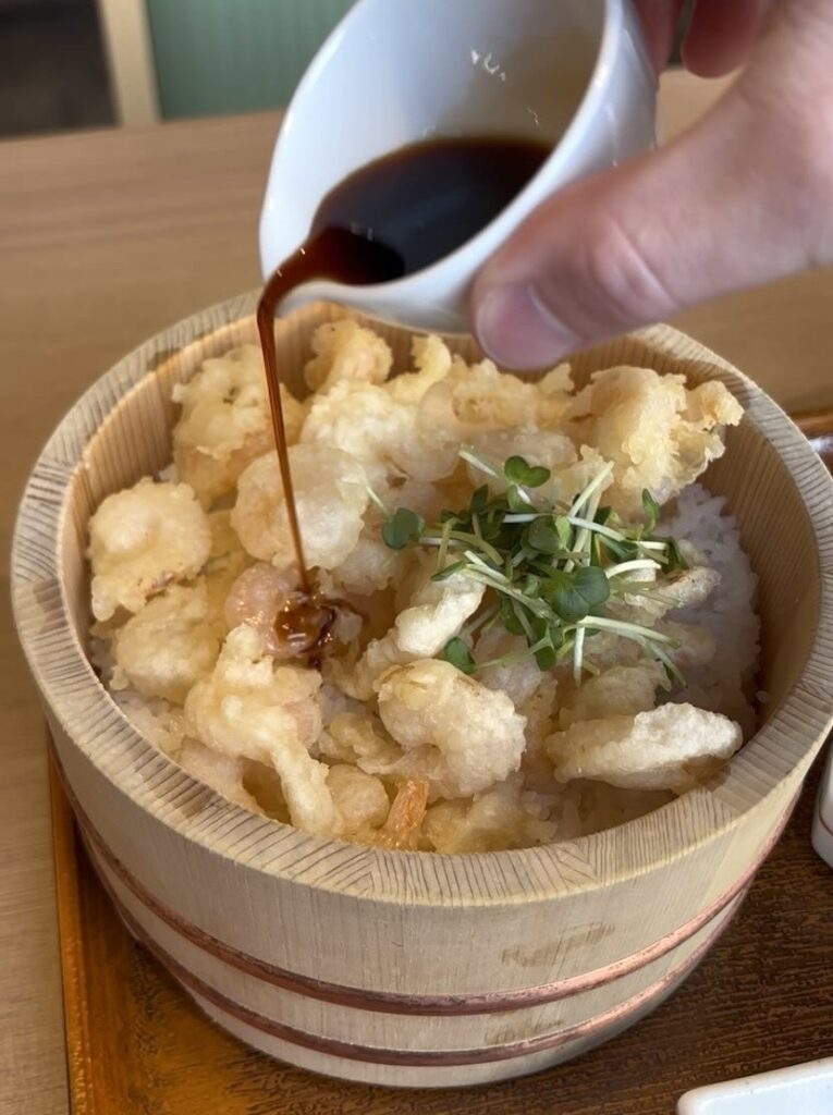 うお坐食堂 豊田上郷SA 海老天ひつまぶしにタレを掛ける