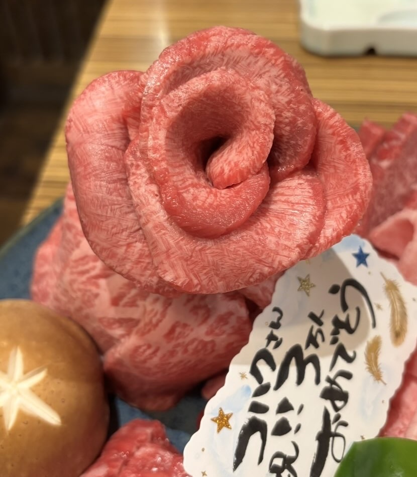 焼肉ホルモンせがれ(豊田市) 肉ケーキの薔薇