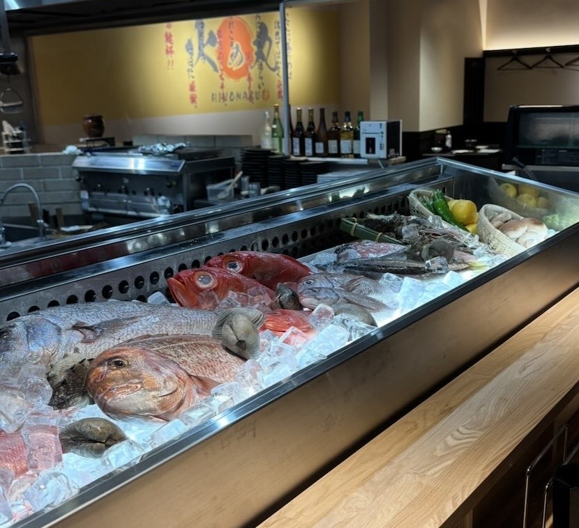 原始焼き酒場 火の丸（豊田市）　カウンターにある魚