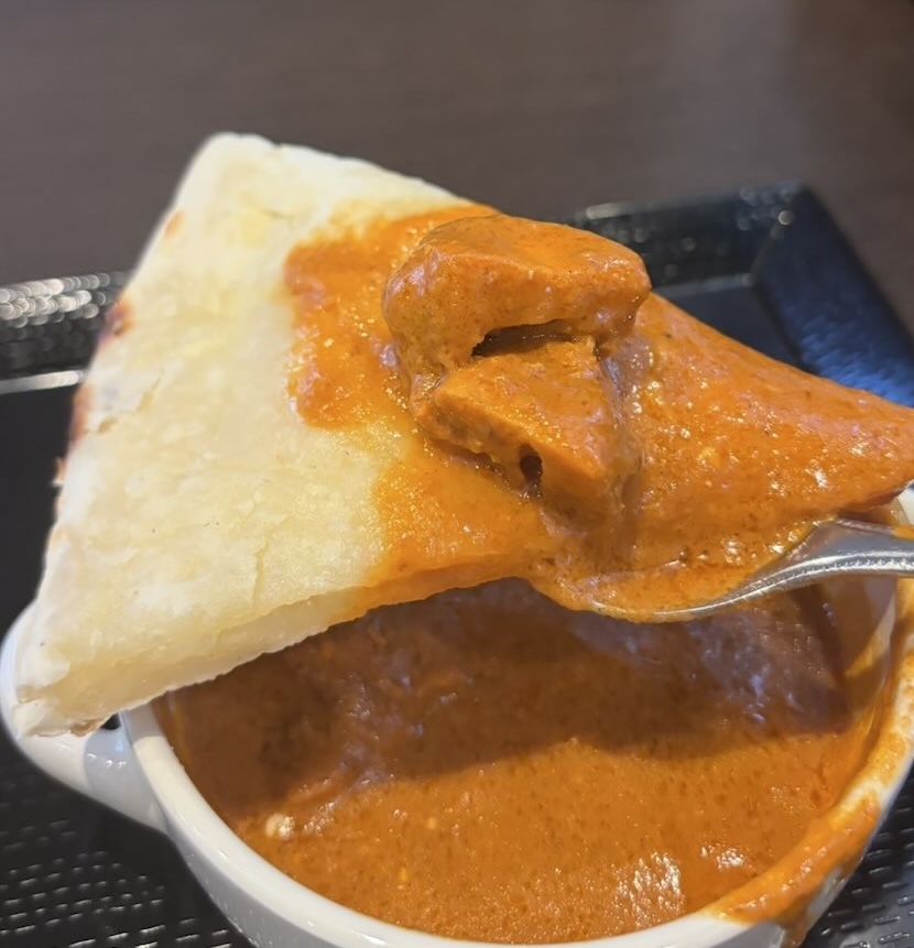 アワンキッチン（豊田市）　バターチキンカレーとナン