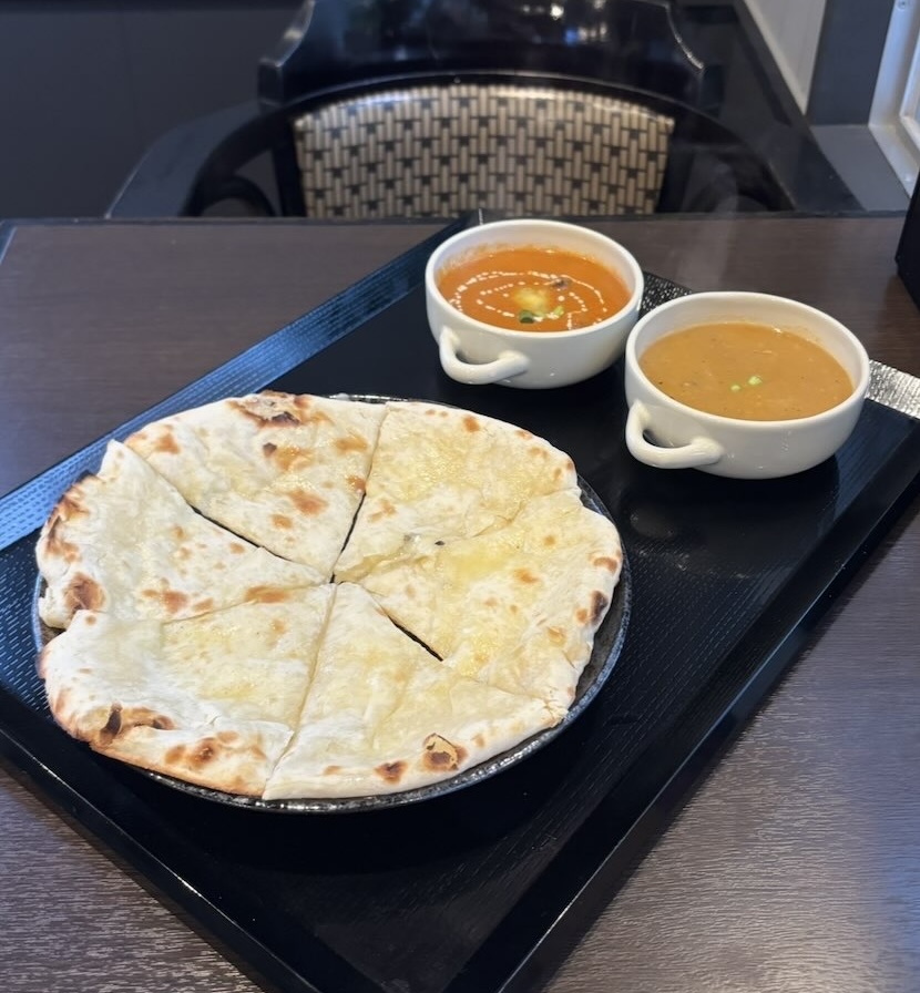 アワンキッチン（豊田市）　2種のカレーナンセット