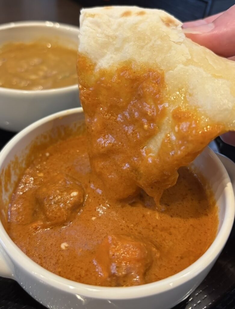 アワンキッチン（豊田市）　バターチキンカレーとナン