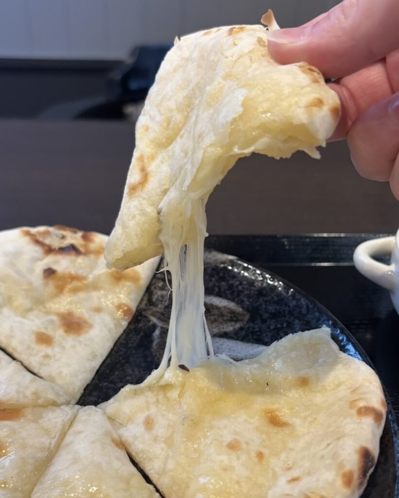 アワンキッチン（豊田市）　チーズナン