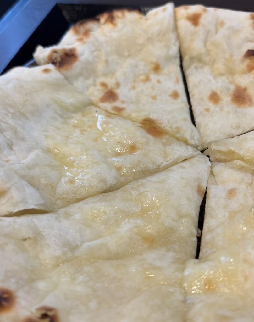 アワンキッチン（豊田市）　チーズナン