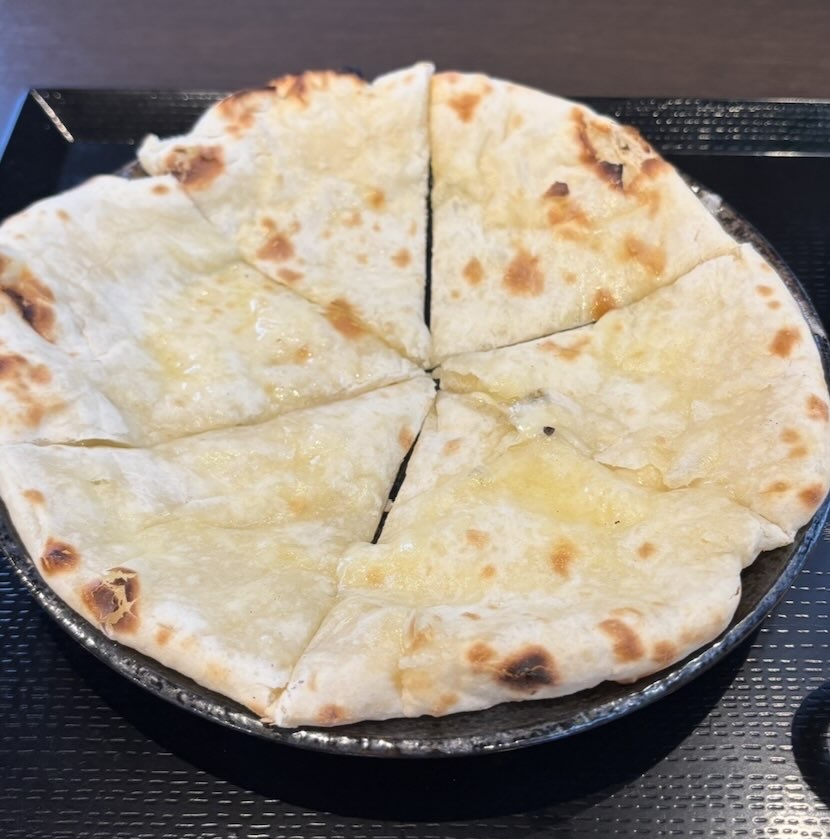 アワンキッチン（豊田市）　チーズナン