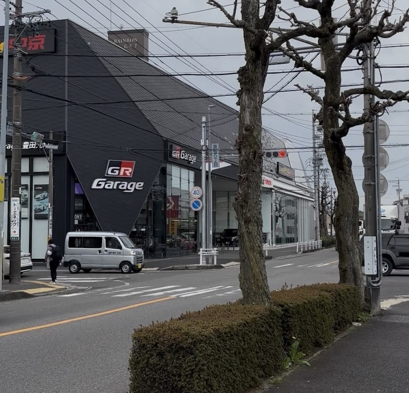 かつさと 豊田宮町店　GRガレージが目の前にある