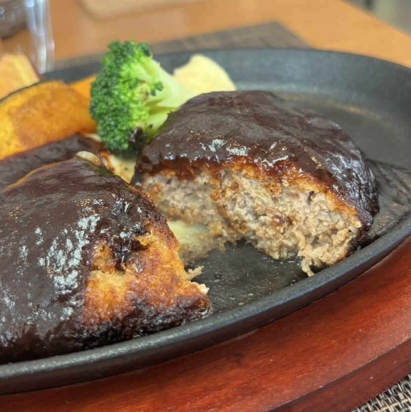 洋食やすひろ(豊田市) ハンバーグの断面