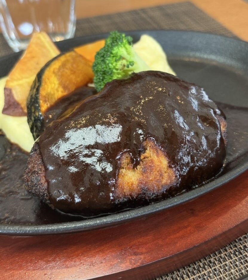 洋食やすひろ(豊田市) ハンバーグにデミソース
