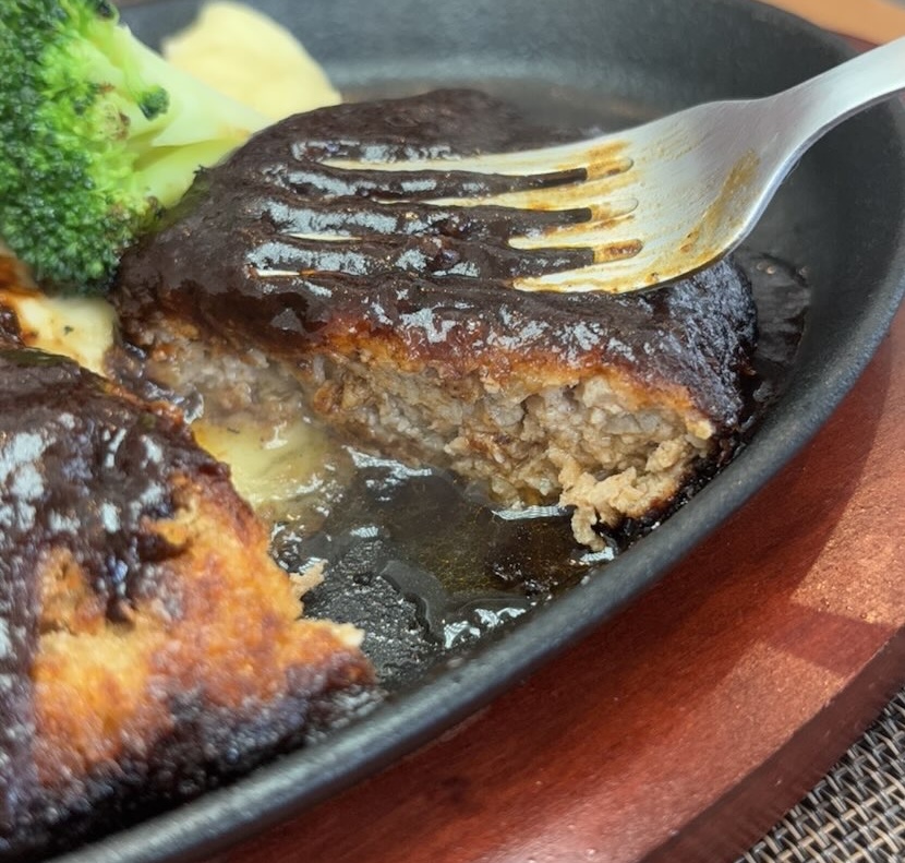 洋食やすひろ(豊田市) ハンバーグの断面