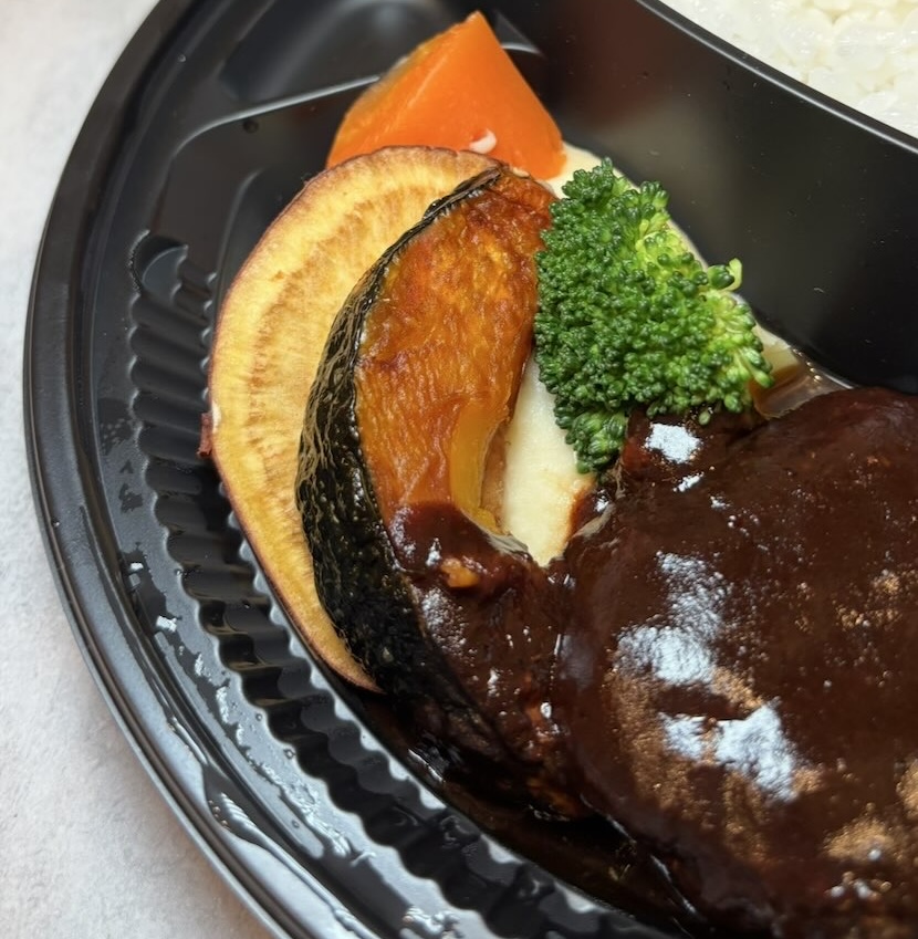 洋食やすひろ(豊田市) ハンバーグ弁当の野菜