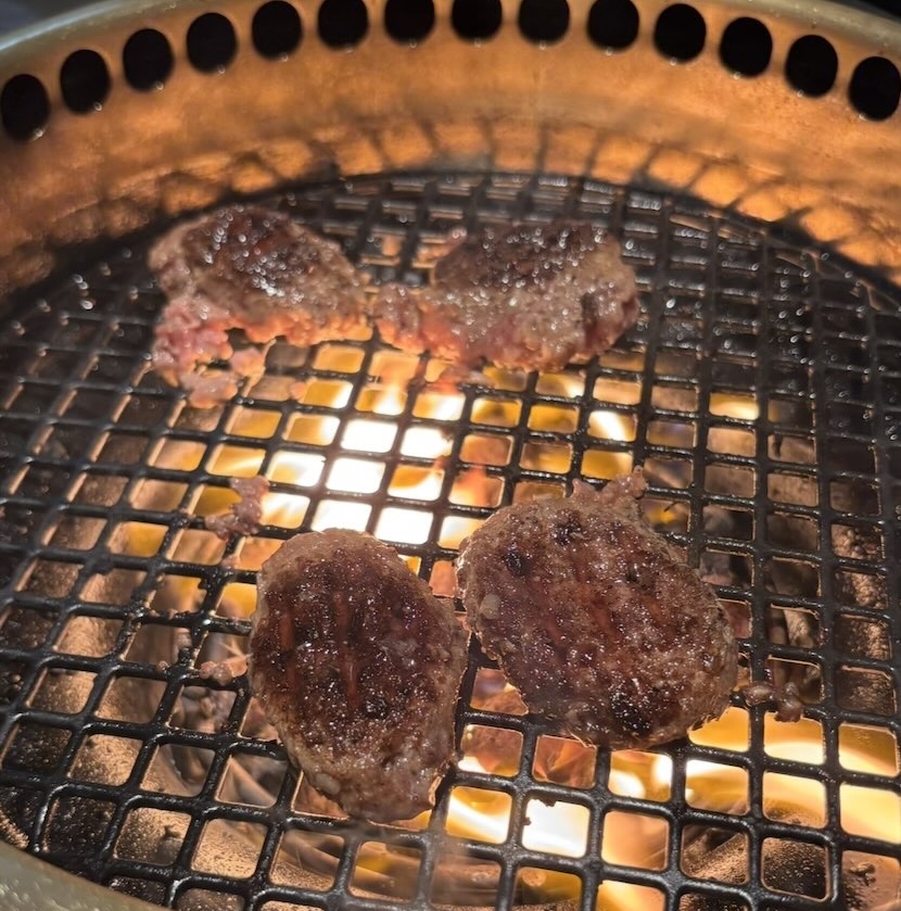 ごはん泥棒 焼肉とハンバーグ（豊田市）　ハンバーグ焼いてる