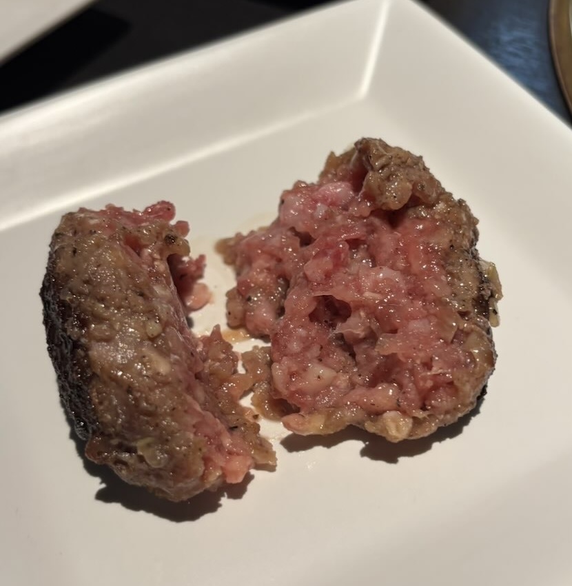 ごはん泥棒 焼肉とハンバーグ（豊田市）　ハンバーグの断面