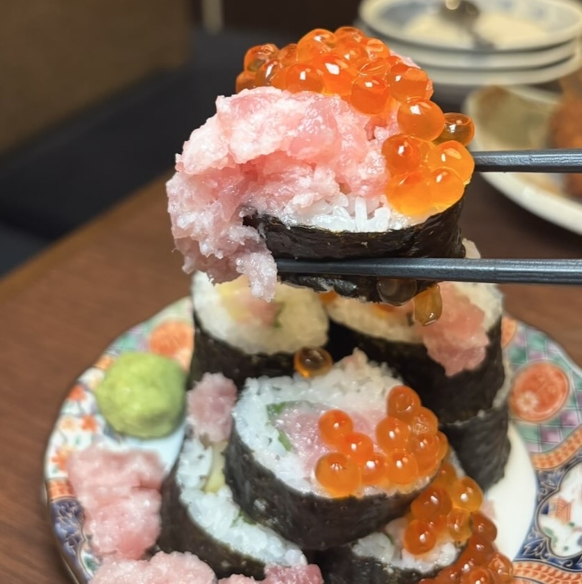 大衆居酒屋 喝采（豊田市）　ぶっかけいくらのトロたく巻き