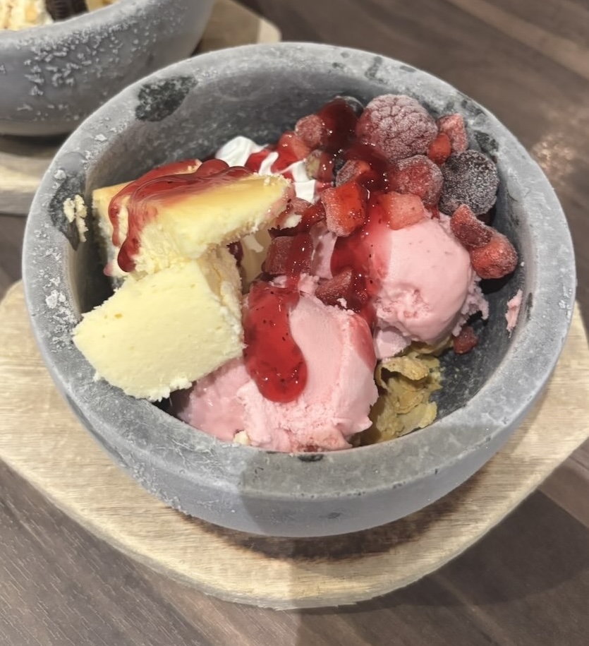 牛ざんまい 豊田元宮店　ストロベリーチーズケーキパフェ