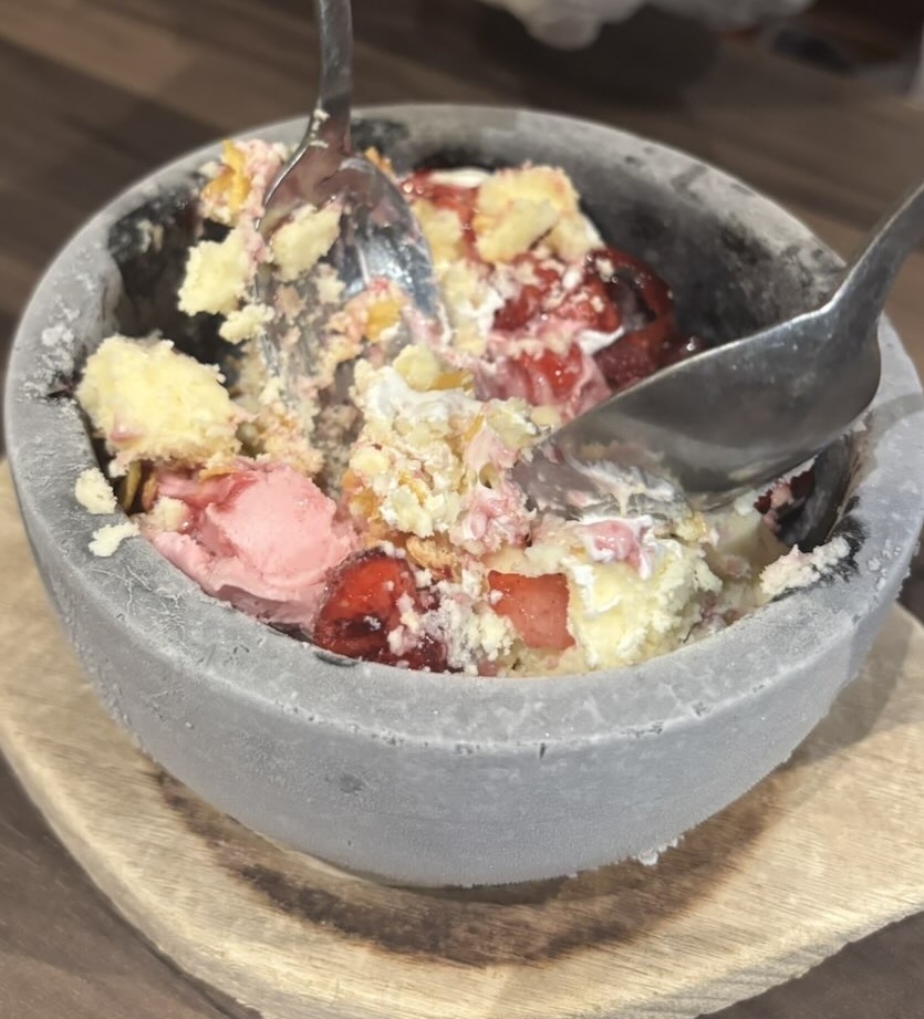 牛ざんまい 豊田元宮店　ストーンパフェを混ぜる