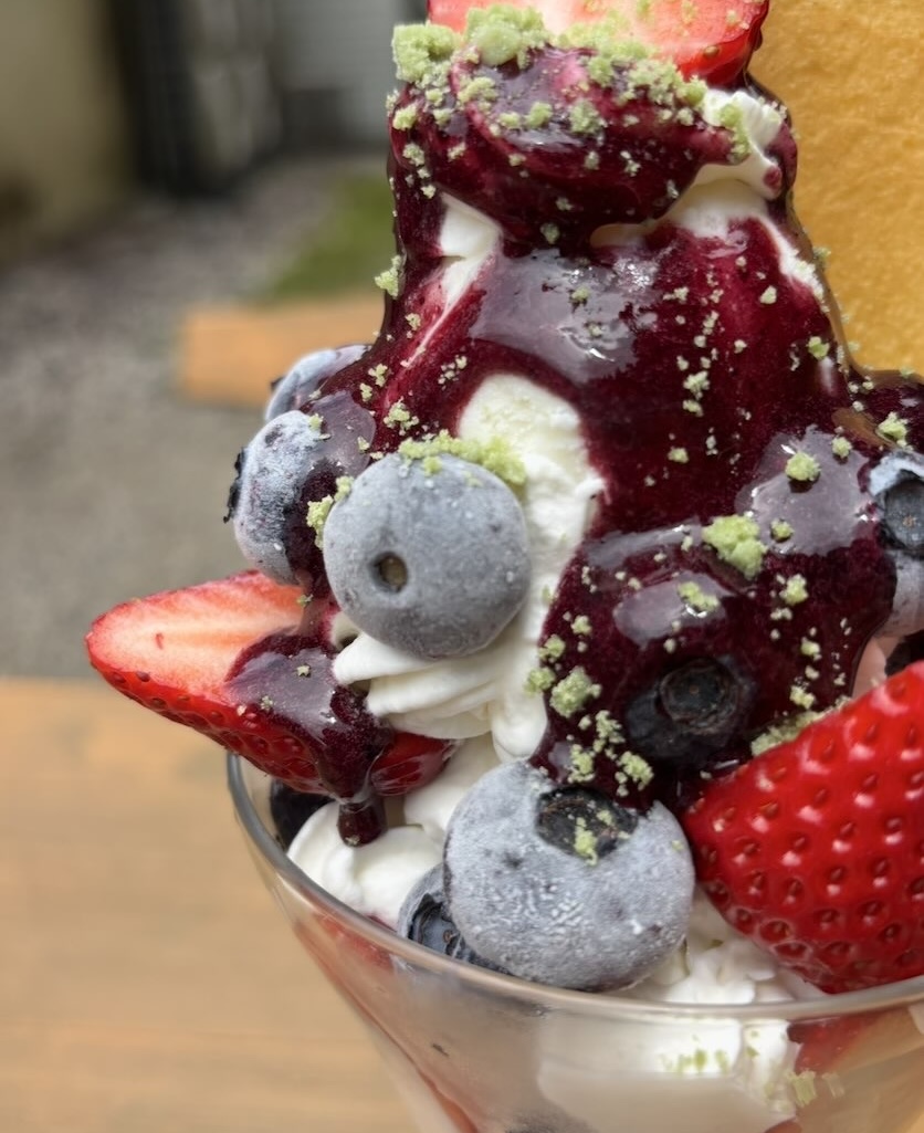 ブルーベリーのこみちのケーキ屋さん マコのお店　スペシャルパフェ