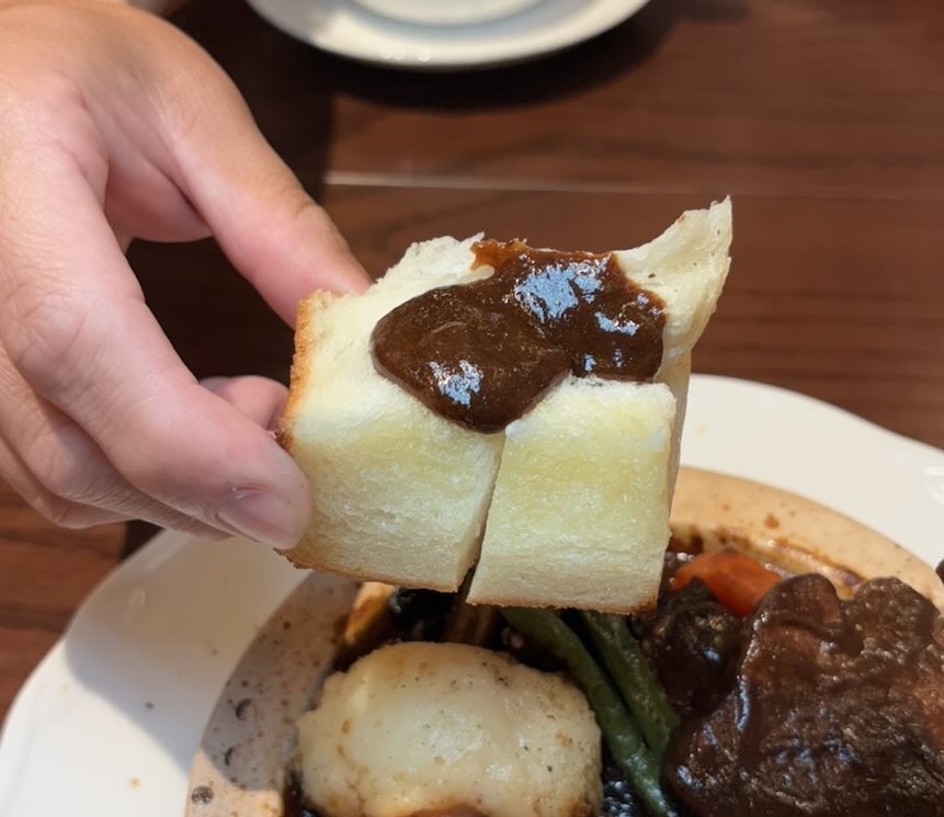 洋食とケーキ グラメル(岡崎市) 牛タンシチューとパン