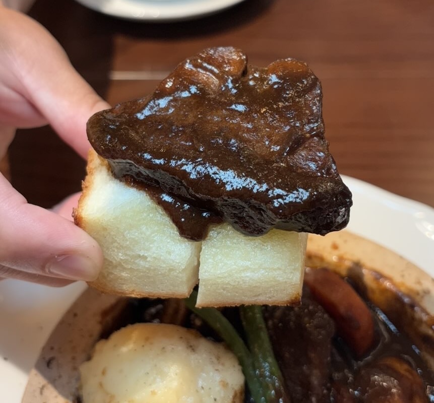 洋食とケーキ グラメル(岡崎市) 牛タンシチューとパン