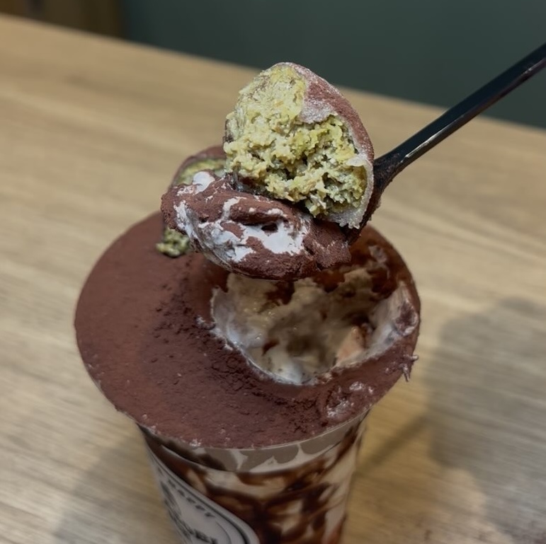 夜遊びアイス豊田陣中店　ドバイチョコ餅アイス