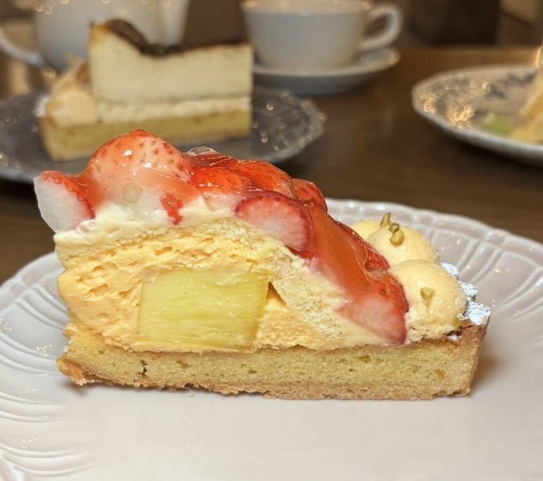 SAN 豊田店　イチゴとパイナップルタルト