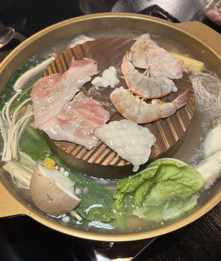 Thai Mookata by Kyu(タイムーガタバイキュー)豊田市駅 肉を焼いてる