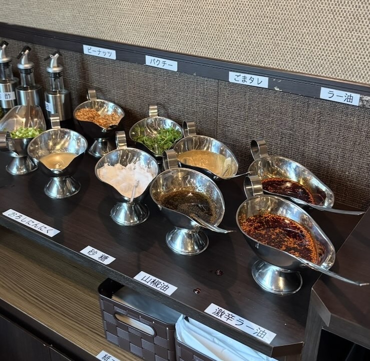 盛龍 北野店 牛骨マーラータンの薬味コーナー