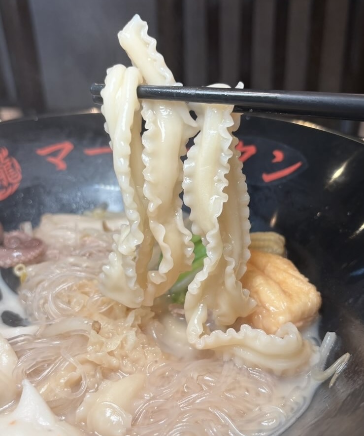 盛龍 北野店 牛骨マーラータンの刀削麺