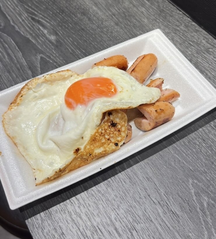 西町おいでん屋台村(豊田市) 西町ホルモンの目玉焼きとウインナー