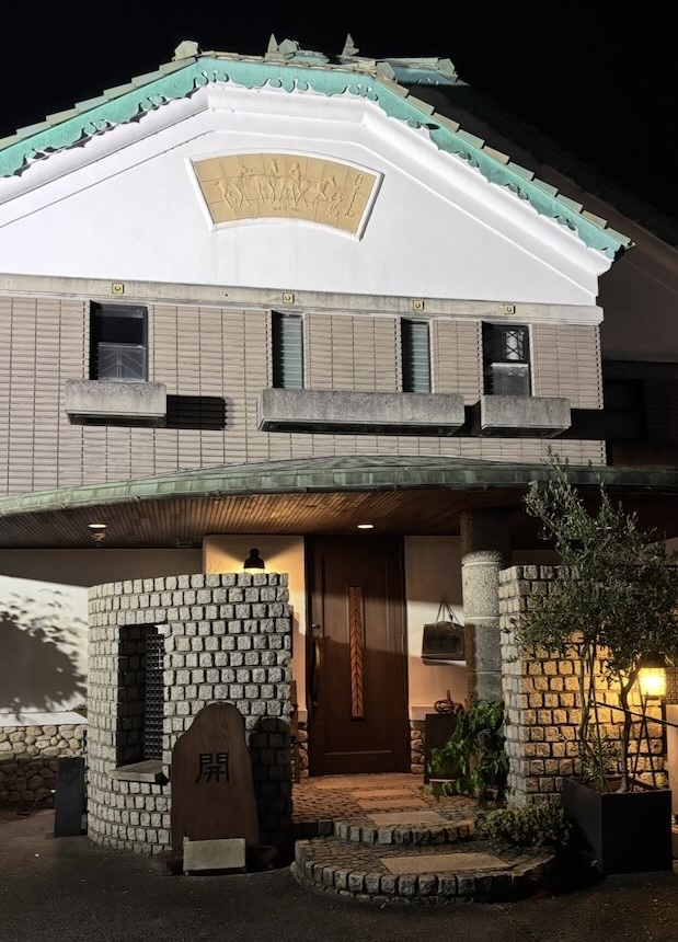 れすとらん仔馬 秋葉本店 夜の店舗外観