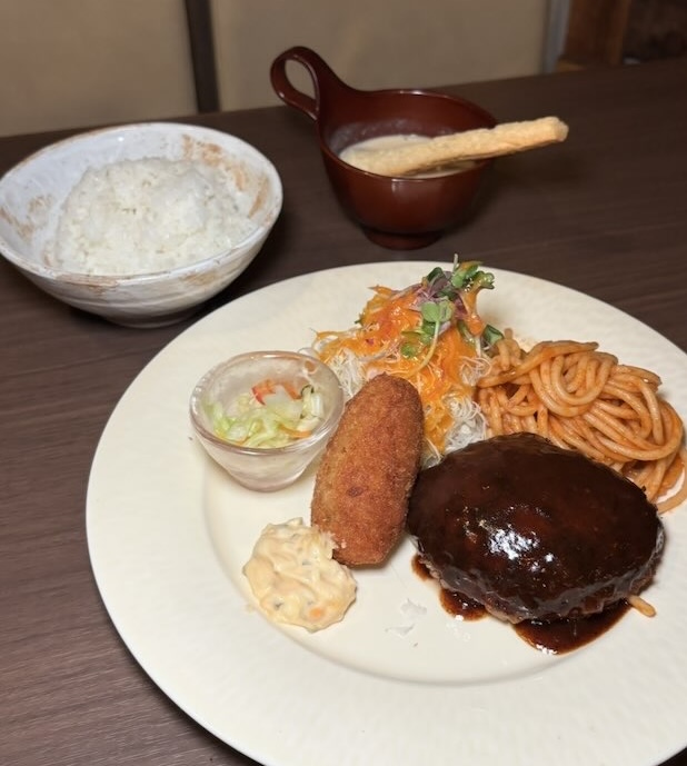 れすとらん仔馬 秋葉本店 料理全体とライスとスープ