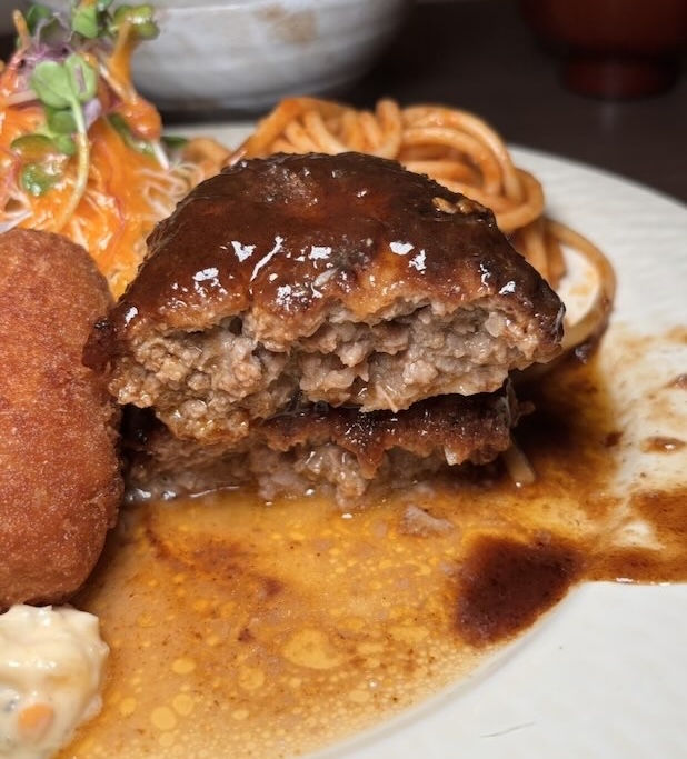 れすとらん仔馬 秋葉本店 ハンバーグを割った断面と肉汁