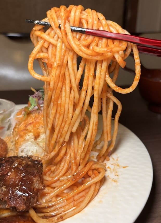 れすとらん仔馬 秋葉本店 太麺のスパゲッティを持ち上げたところ