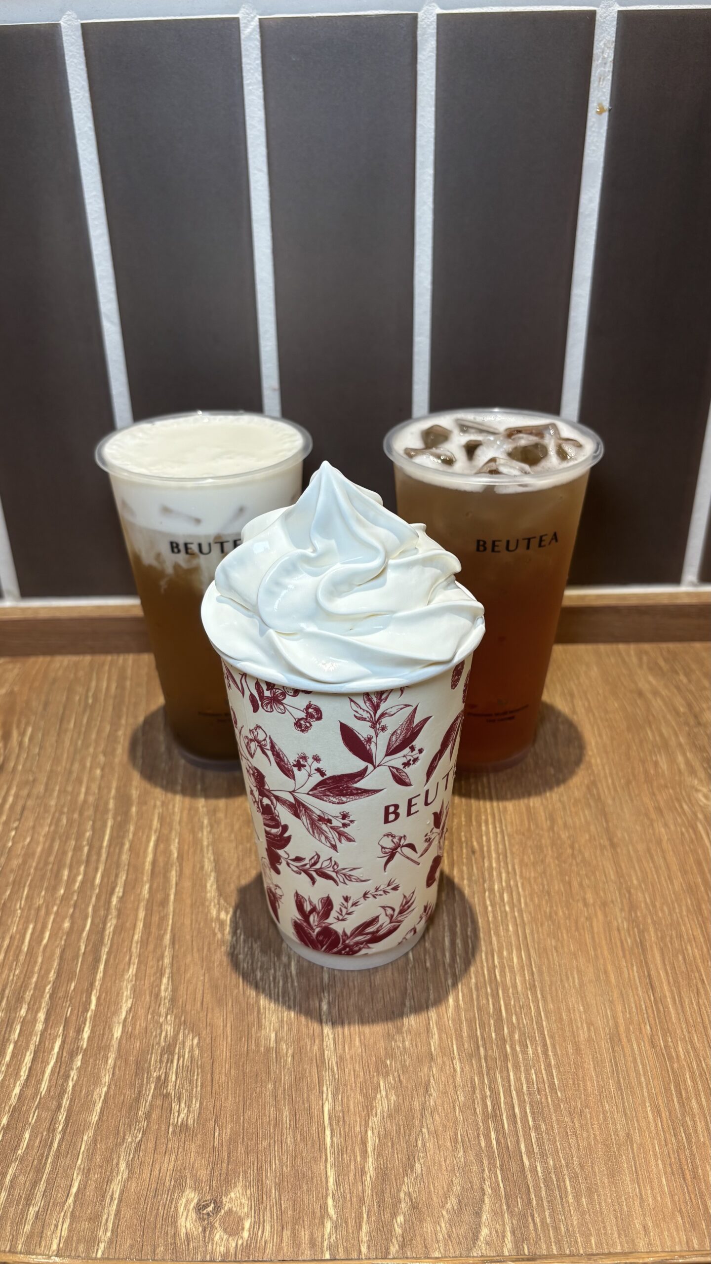 BEUTEAで注文したジャスミンミルクティーと白桃烏龍ティーマキアートと金木犀烏龍茶