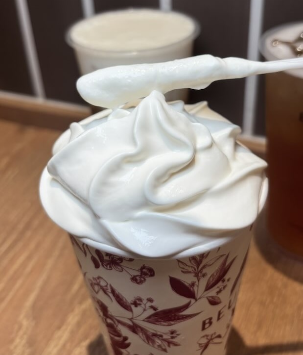 BEUTEAのクリームフォームダブルをスプーンですくう様子