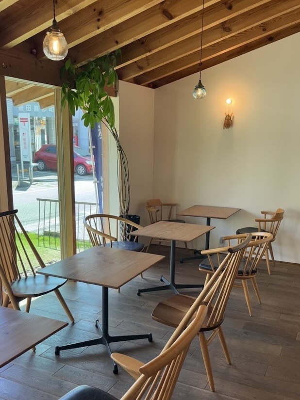 coffee喜多町喜多琉 店内のテーブル席