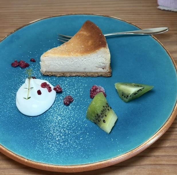 coffee喜多町喜多琉 桃とラズベリーのチーズケーキ