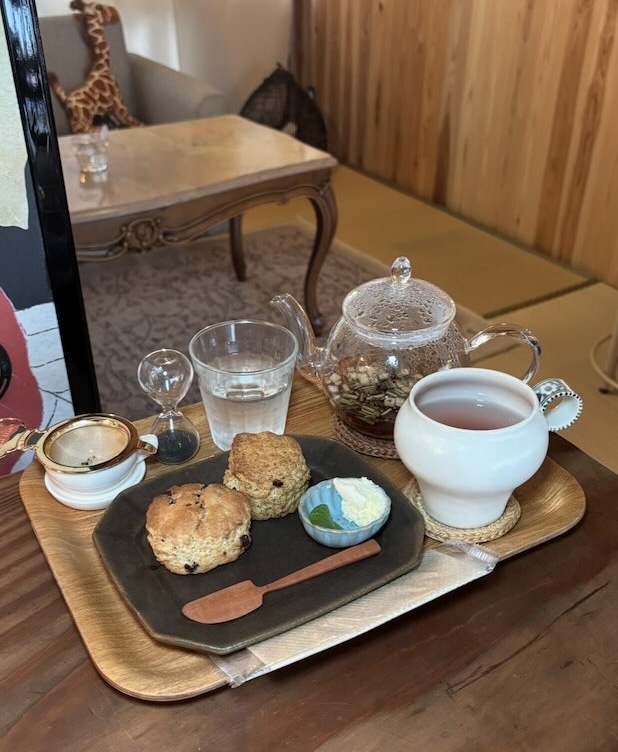天使のひとやすみと自家製スコーン2種類を並べたセット