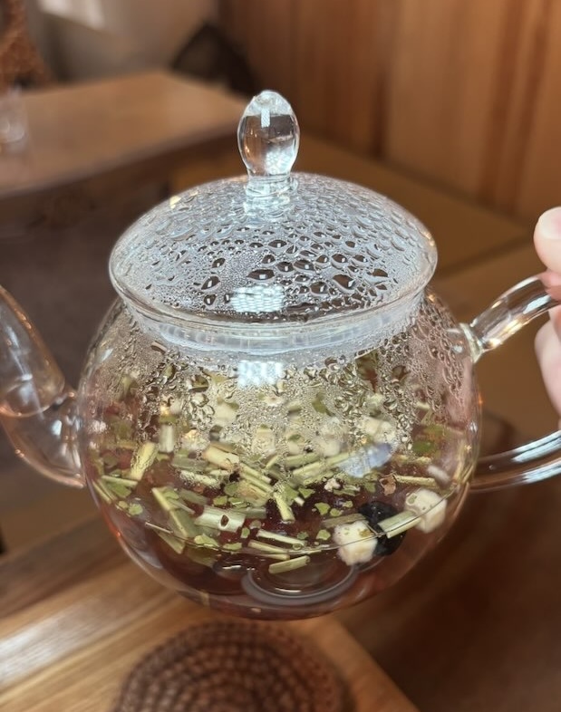 天使のひとやすみの茶葉やハーブが入ったガラスポット