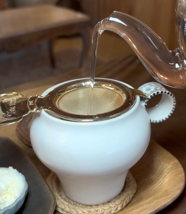茶こしでハーブティーを注ぐ様子