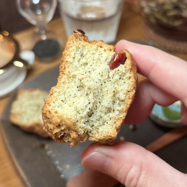 クランベリーと紅茶が入ったスコーンの断面
