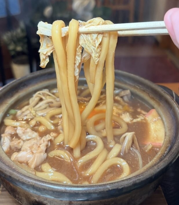 かもがたのもちっと弾力のある味噌煮込みうどんの麺