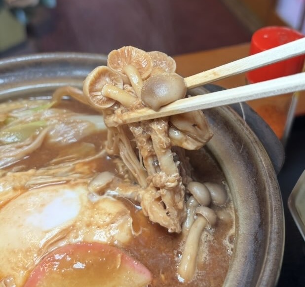 かもがたの名古屋コーチン味噌煮込みうどんのキノコと具材