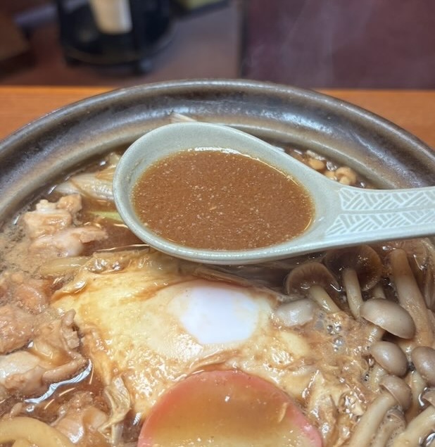 かもがたの出汁が効いた濃厚な味噌煮込みスープ