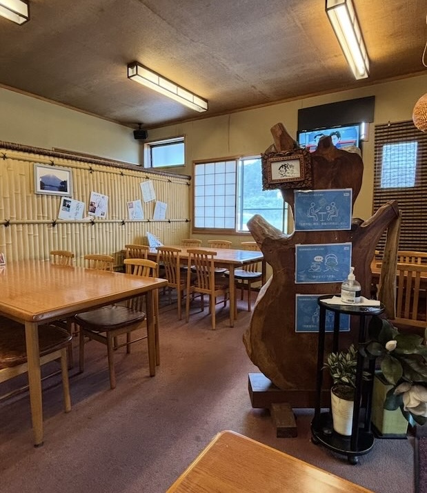 豊田市のうどん店 かもがたの店内