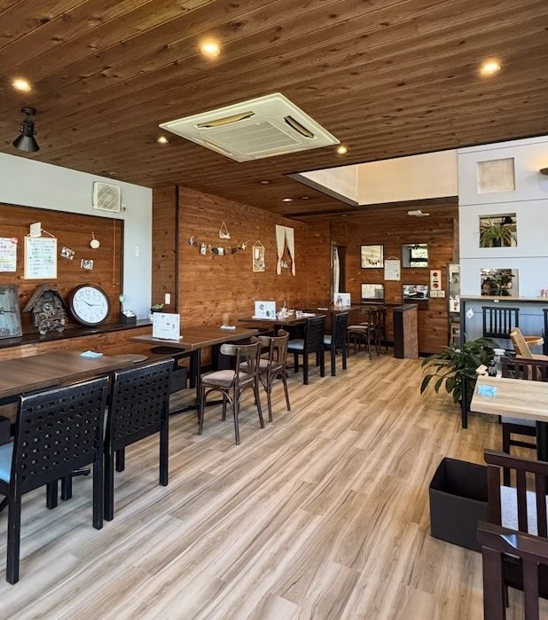 落ち着いた木目調の店内