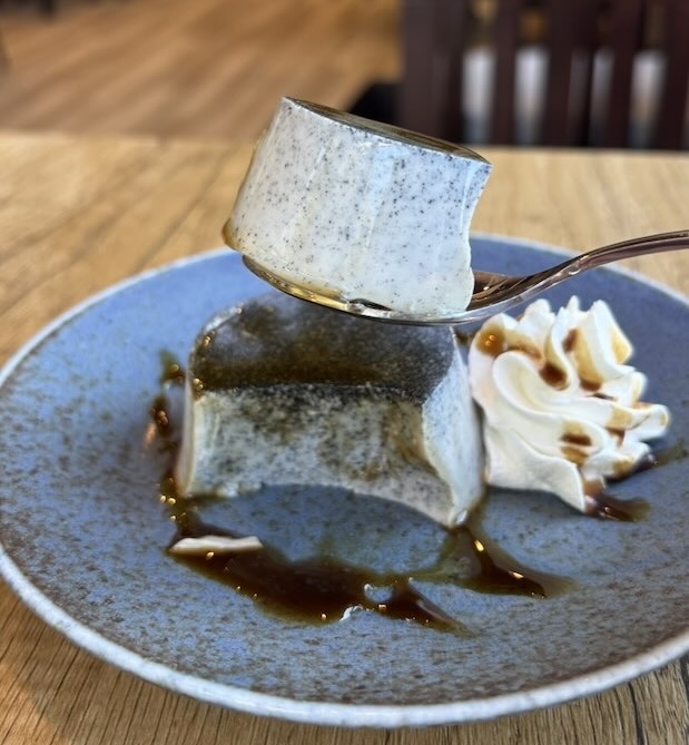 スプーンで持ち上げた黒ゴマプリン