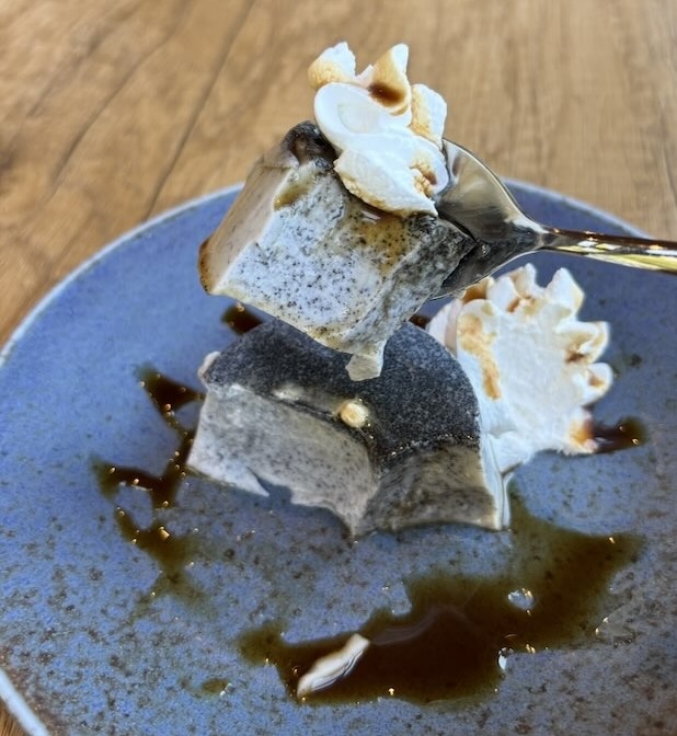 黒ゴマプリンの断面