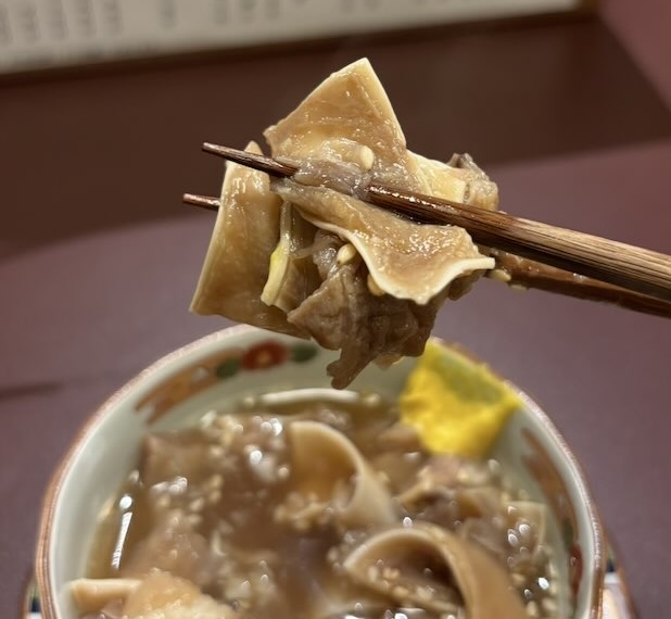 お食事倶楽部メルカド ミミガーを持ち上げたところ