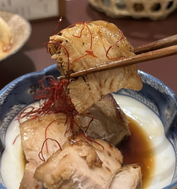 お食事倶楽部メルカド 豚角煮を持ち上げたところ