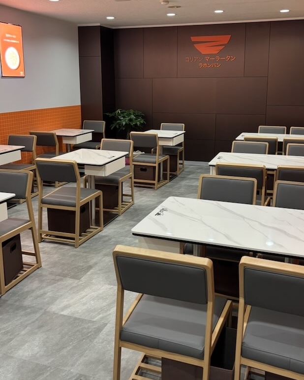 ラホンバンマーラータン豊田店の店内テーブル席